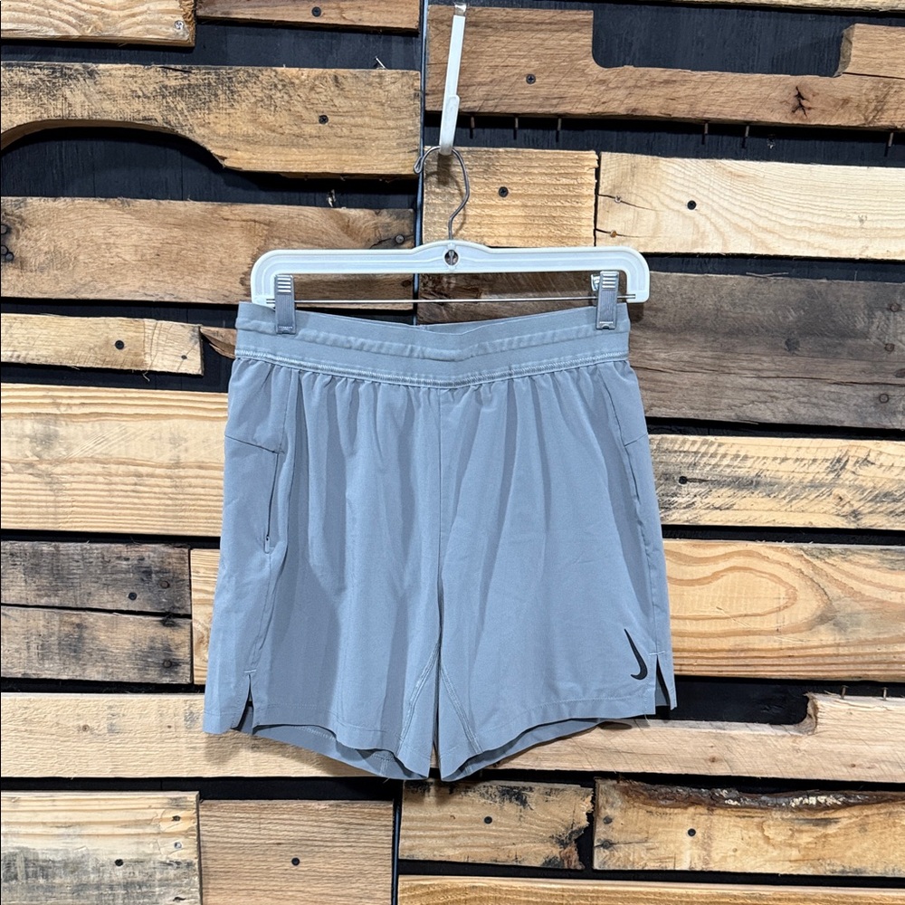 NIKE Yoga Men's 2-in-1 Training 6" Shorts
Grey DC5320-068 Size Small